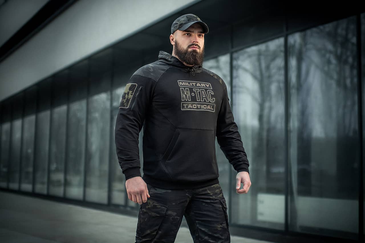 Styl militarny na co dzień – jak nosić hoodie taktyczne w miejskim wydaniu?